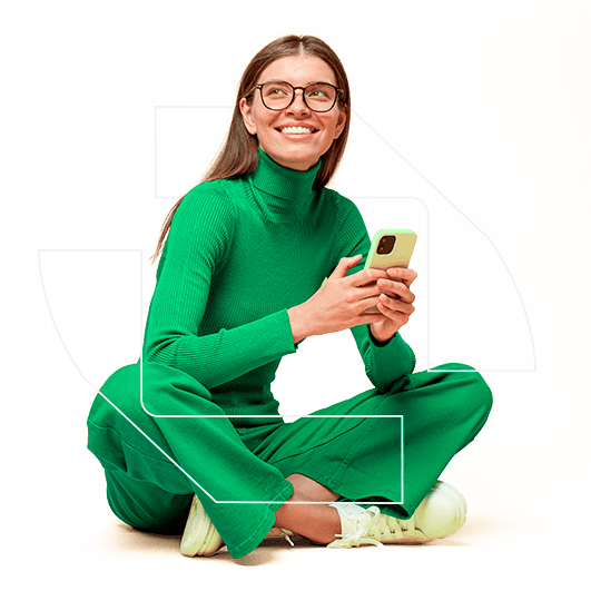 Mulher sentada com celular na mão olhando para cima visualizando seu futuro como cliente do novo Rhiza Bank.